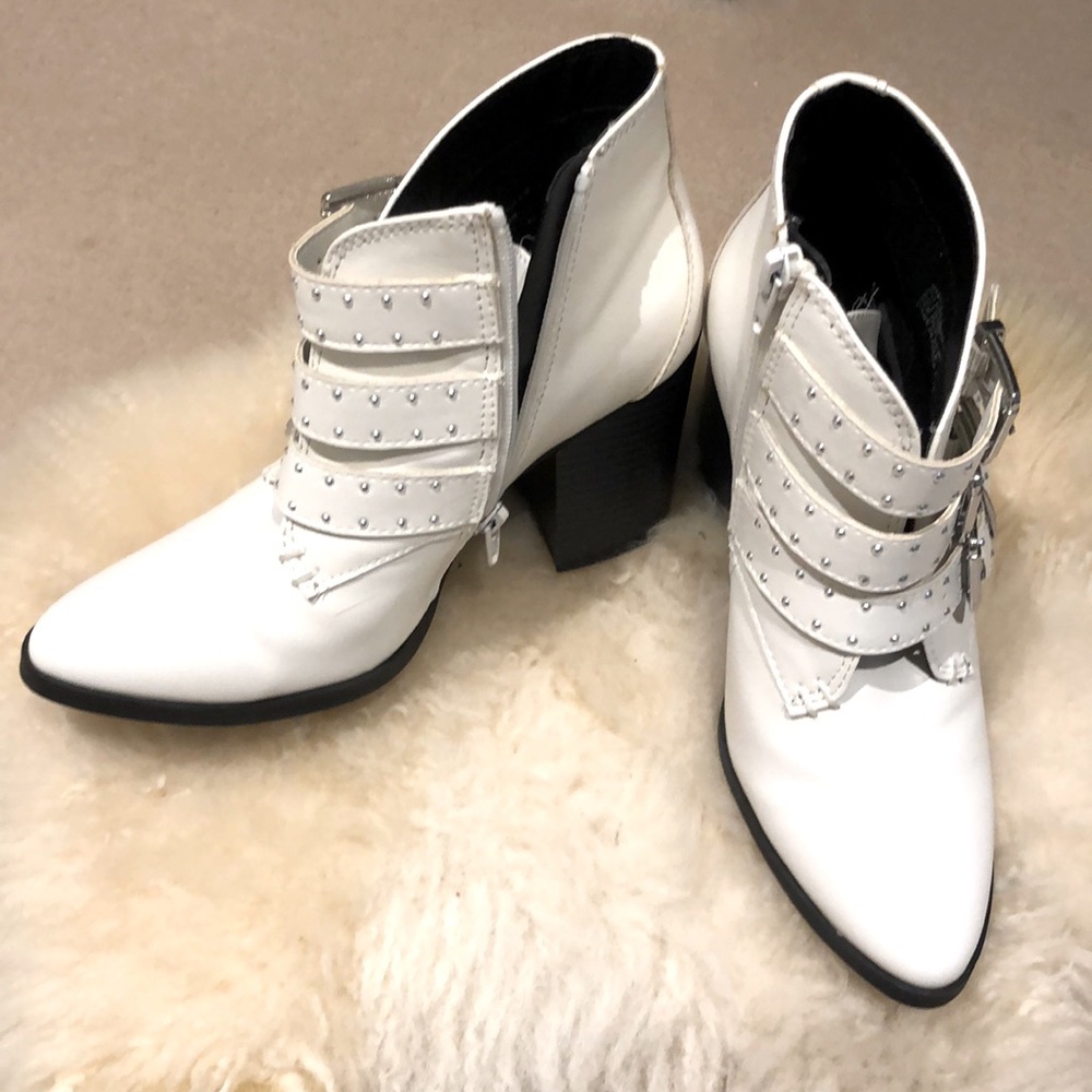 Madden girl white ankle boot. Size 6. Brand new
